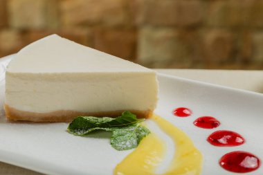 Lokantada reçelli beyaz tabakta taze peynirli kek..