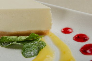 Lokantada reçelli beyaz tabakta taze peynirli kek..