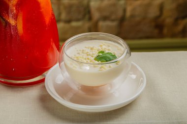 Şeffaf bir kasede beyaz çikolatalı taze tatlı..