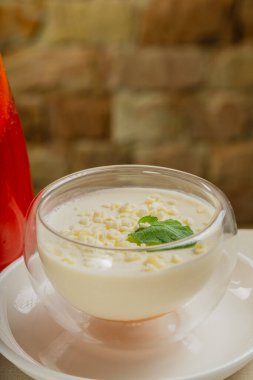 Şeffaf bir kasede beyaz çikolatalı taze tatlı..