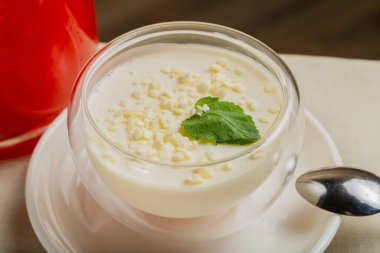 Şeffaf bir kasede beyaz çikolatalı taze tatlı..