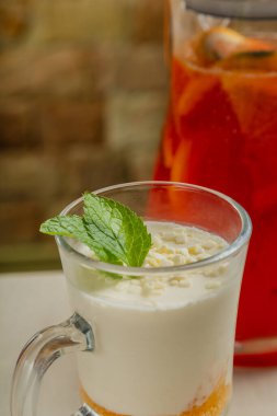 Şeffaf bir kasede beyaz çikolatalı taze tatlı..