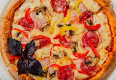 Restoranda beyaz tabakta taze sıcak pizza..