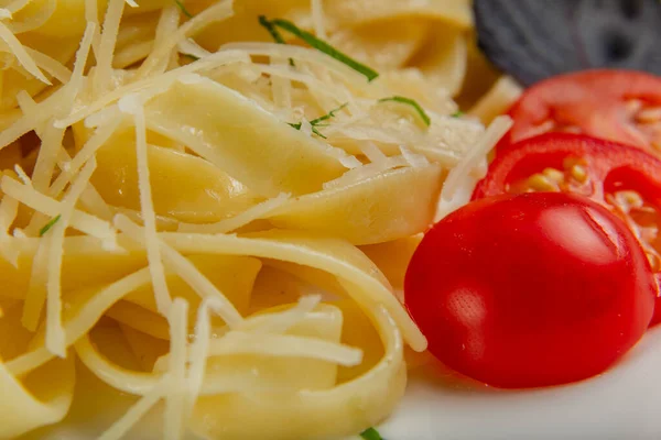 白盘上的新鲜面食，配上西红柿和奶酪. — 图库照片
