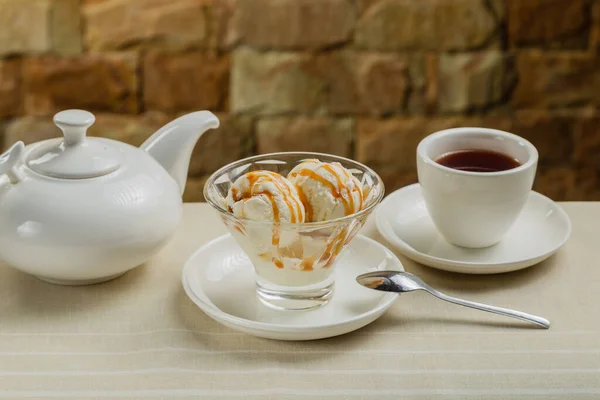 White ice cream in a glass glass with caramel. — Stock Photo, Image