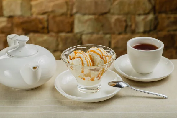 White ice cream in a glass glass with caramel. — Stock Photo, Image