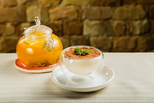 Fresh dessert with cocoa in a transparent bowl. — Stock Photo, Image