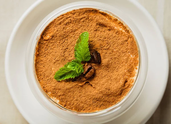 Şeffaf bir kasede kakaolu taze tatlı..