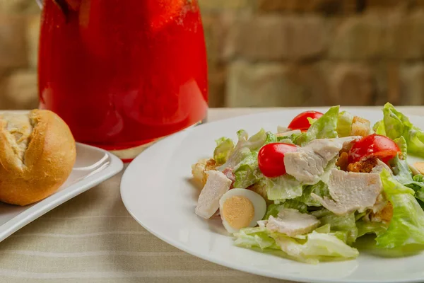 Masadaki beyaz tabakta taze sezar salatası.. — Stok fotoğraf