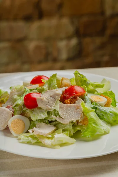 Salada de césar fresca em um prato branco na mesa. — Fotografia de Stock