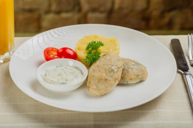 Patates püresi ve soslu sıcak pirzola.