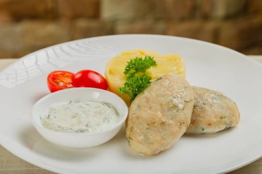 Patates püresi ve soslu sıcak pirzola.