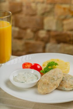 Patates püresi ve soslu sıcak pirzola.