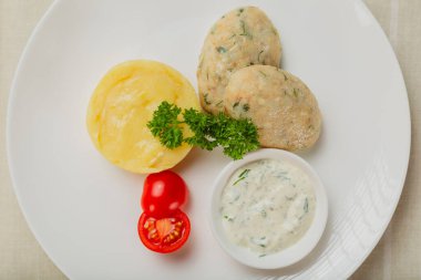 Patates püresi ve soslu sıcak pirzola.