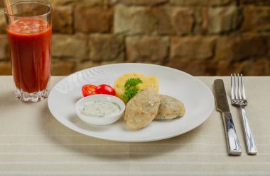 Patates püresi ve soslu sıcak pirzola.