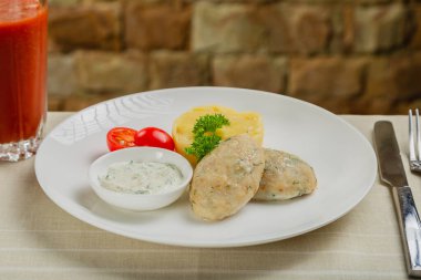 Patates püresi ve soslu sıcak pirzola.