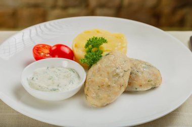 Patates püresi ve soslu sıcak pirzola.