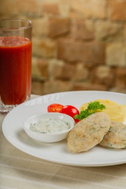 Patates püresi ve soslu sıcak pirzola.