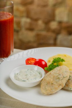 Patates püresi ve soslu sıcak pirzola.