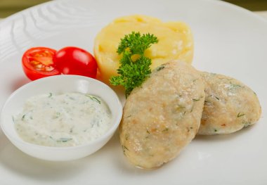 Patates püresi ve soslu sıcak pirzola.