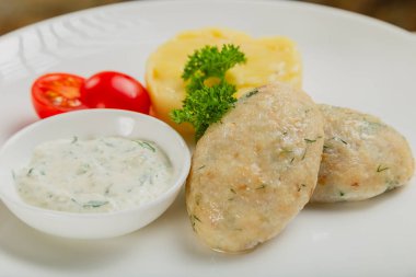 Patates püresi ve soslu sıcak pirzola.