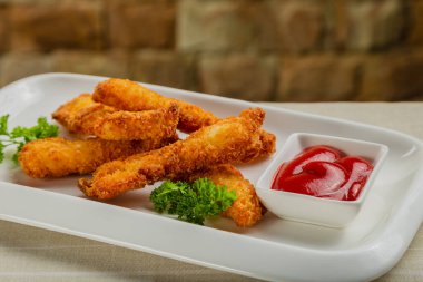 Beyaz tabakta domates soslu taze çıtır nuggetlar..