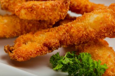 Beyaz tabakta domates soslu taze çıtır nuggetlar..