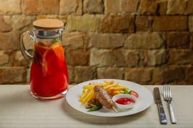 Kızarmış patates ve domates soslu taze kebap..