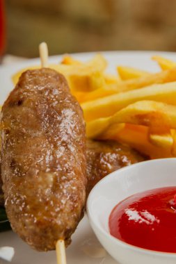 Kızarmış patates ve domates soslu taze kebap..