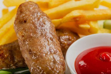 Kızarmış patates ve domates soslu taze kebap..