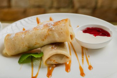 Reçelli ve ekşi kremalı taze krep..