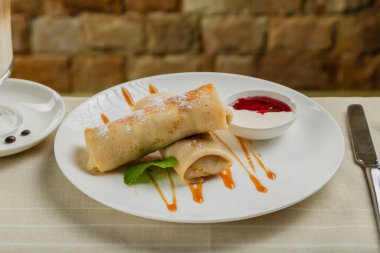 Reçelli ve ekşi kremalı taze krep..