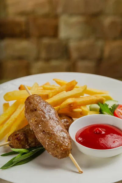 Kızarmış patates ve domates soslu taze kebap..