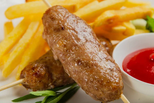 Kızarmış patates ve domates soslu taze kebap..