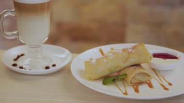 Tabağında süzme peynir olan taze krepler..