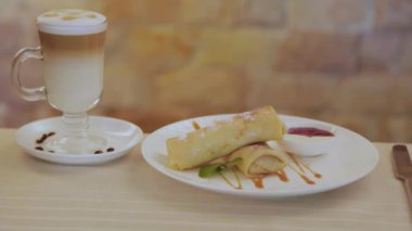 Tabağında süzme peynir olan taze krepler..