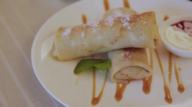 Tabağında süzme peynir olan taze krepler..