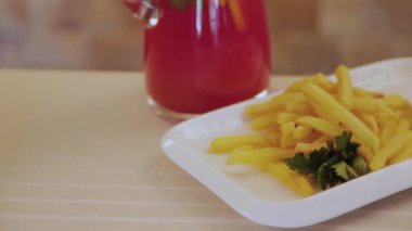 Tabakta soslu kızarmış patates..