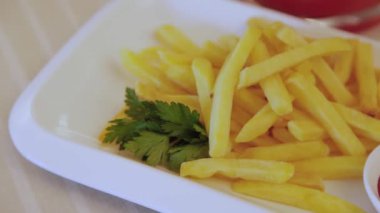 Tabakta soslu kızarmış patates..