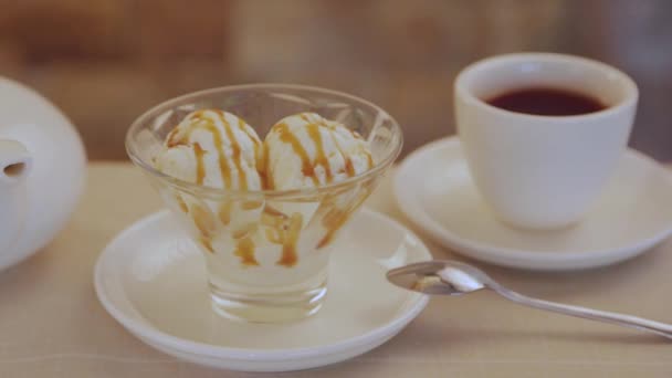 Kaltes frisches Eis mit Karamell im Glas. — Stockvideo