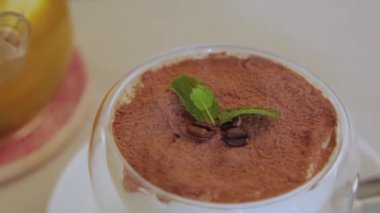 Bardakta siyah çikolata ile taze tatlı..