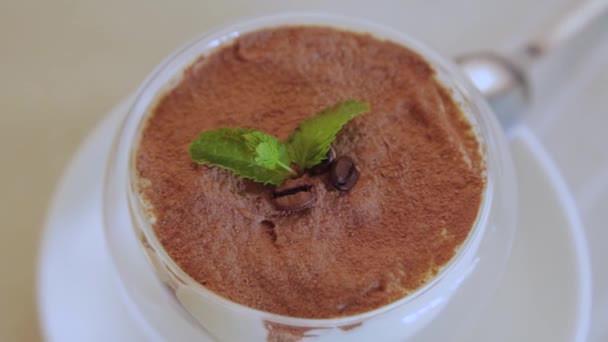 유리잔에 짙은 초콜릿을 곁들인 신선 한 후식. — 비디오