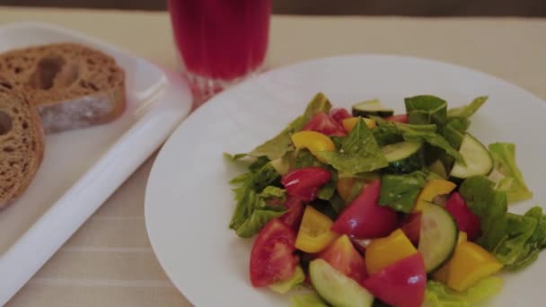 Salade de légumes frais d'été sur assiette blanche. — Video