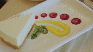 Reçelli beyaz tabakta taze peynirli kek..