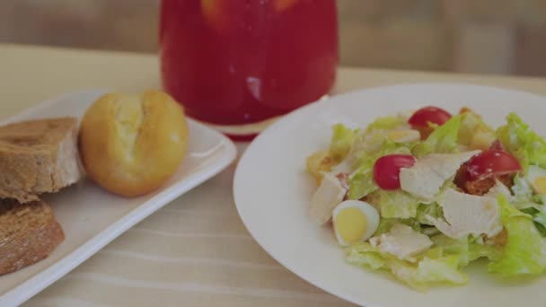 Salade de césar fraîche et délicieuse sur une assiette blanche. — Video