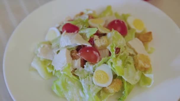Fresh delicious caesar salad on a white plate. — Stock Video