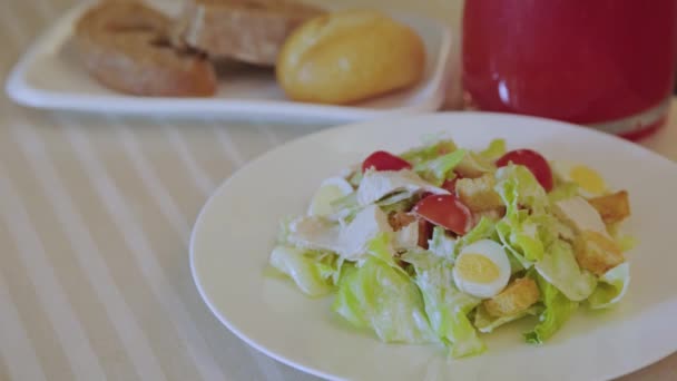 Salade de césar fraîche et délicieuse sur une assiette blanche. — Video