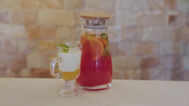 Postre dulce fresco con chocolate blanco en un vaso de vidrio. — Vídeo de stock