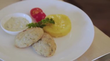 Pirzola ve soslu taze patates püresi..