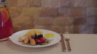 Üzerine sosis ve soslu peynir serpilmiş taze makarna..